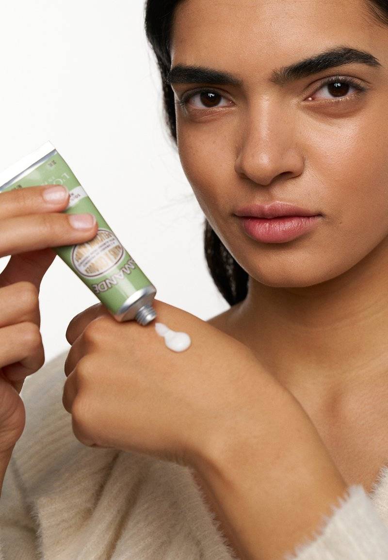 L'OCCITANE L'OCCITANE ALMOND HAND CREAM - Hand cream Black Friday