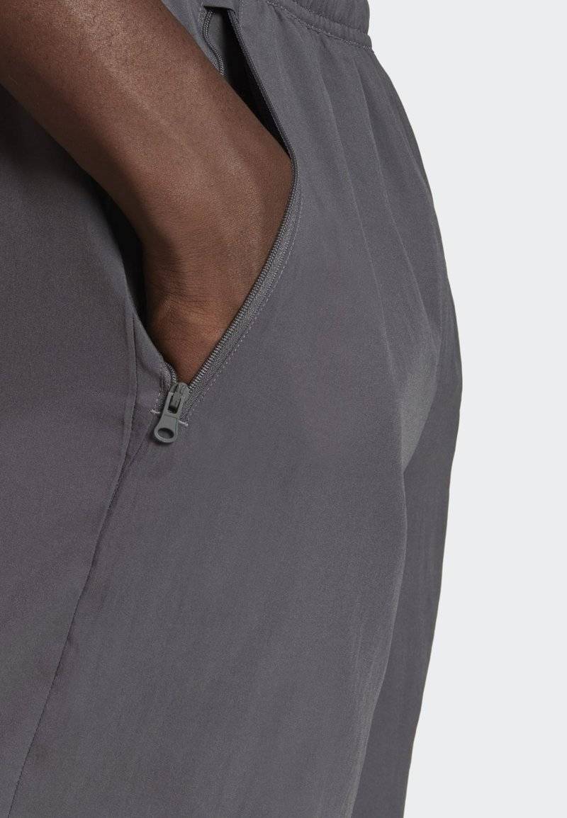 adidas Performance adidas Performance ESSENTIALS WOVEN - Sports shorts - grey Kostenlose Rückgabe