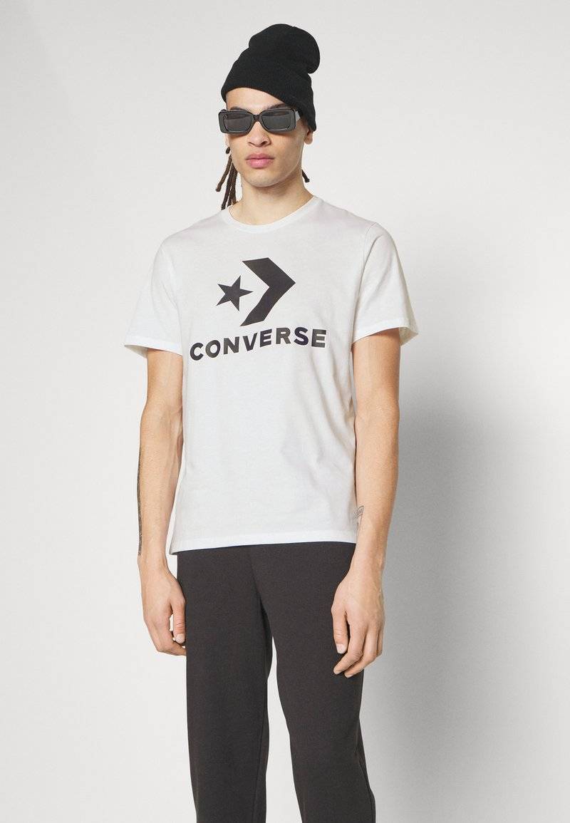 Converse Converse GO TO STAR CHEVRON TEE UNISEX - Print T-shirt - white Kostenloser Versand international