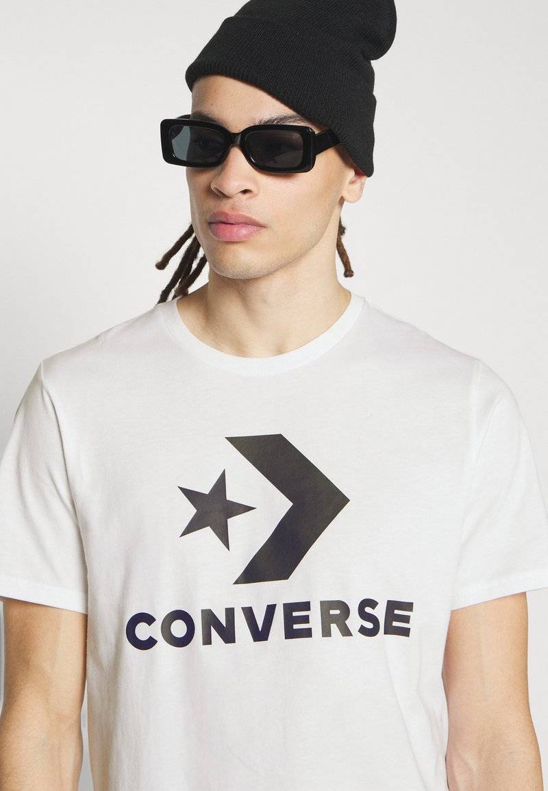 Converse Converse GO TO STAR CHEVRON TEE UNISEX - Print T-shirt - white Kostenloser Versand international
