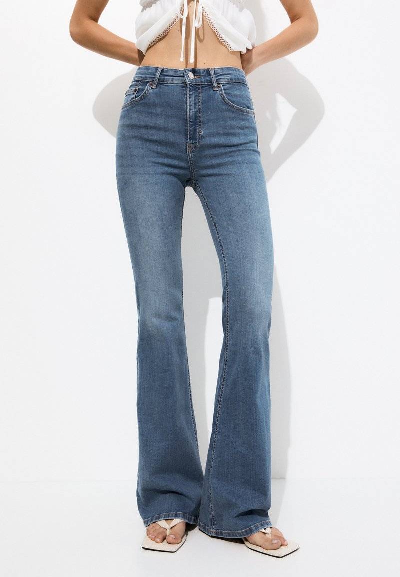 PULL&BEAR PULL&BEAR Flared Jeans - light blue denim