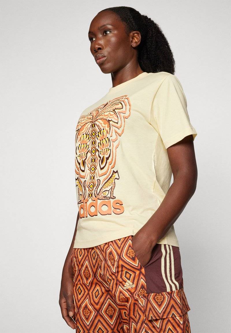adidas Sportswear adidas Sportswear ADIDAS FARM RIO GRAPHIC - Print T-shirt - easy yellow Zeitlich begrenztes Angebot