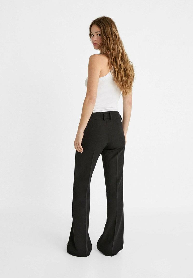 Stradivarius Stradivarius TAILORED FLARED - Trousers - black Speichern exportieren