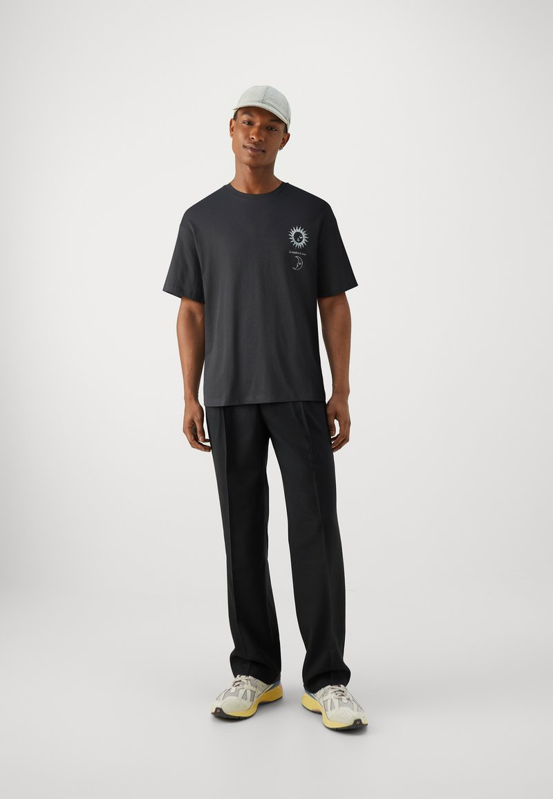 Jack & Jones Jack & Jones JORSOLEIL TEE CREW NECK UNISEX - Print T-shirt - black Angebote