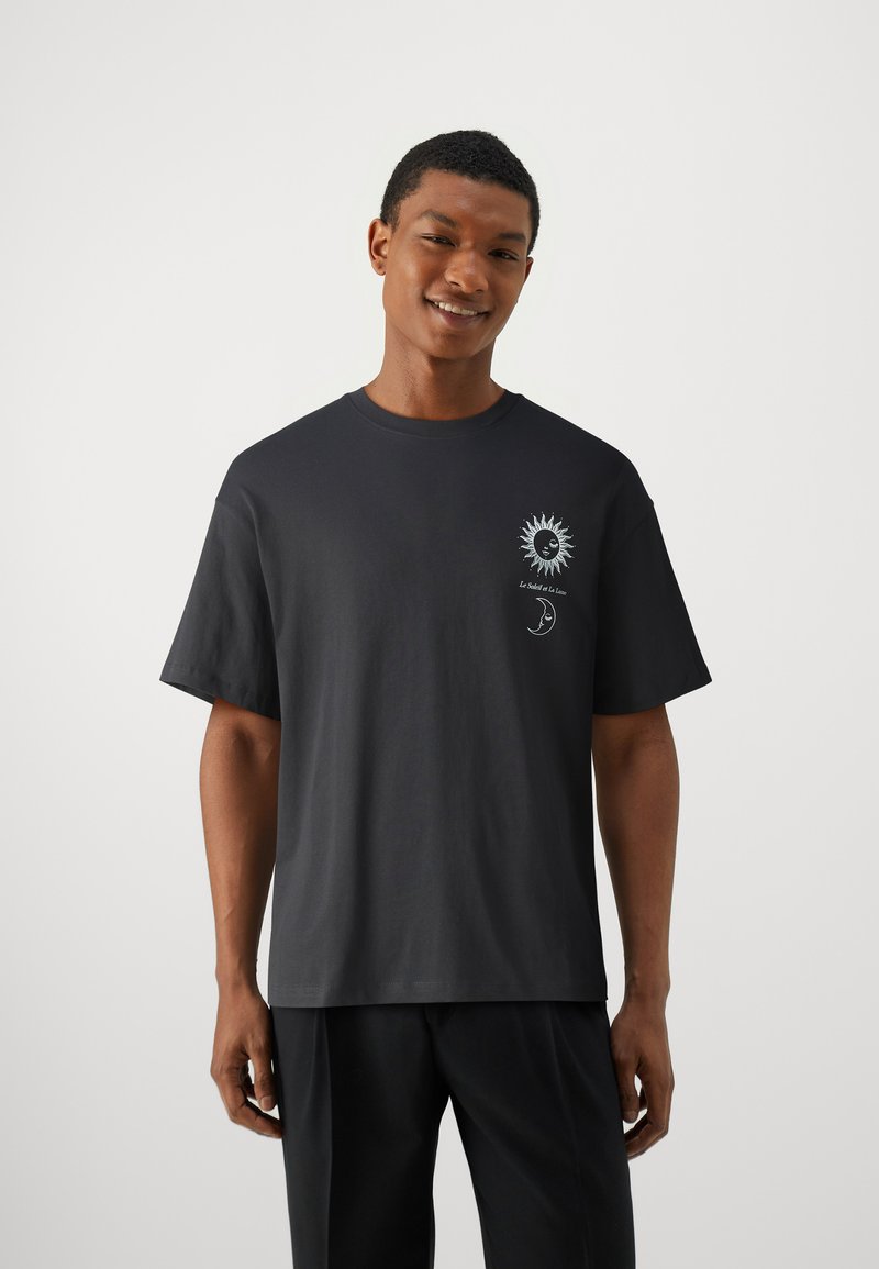 Jack & Jones Jack & Jones JORSOLEIL TEE CREW NECK UNISEX - Print T-shirt - black Angebote