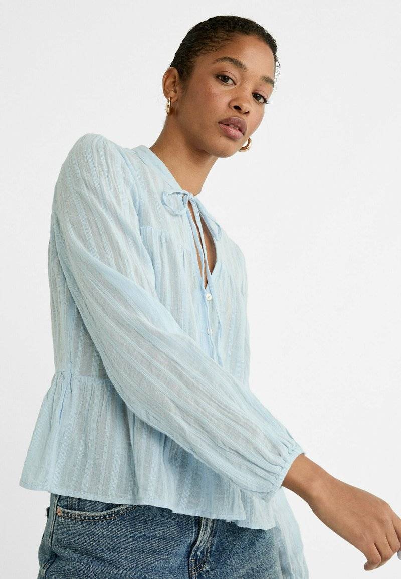 Stradivarius Stradivarius FLOWING BOHO - Blouse - light blue Fabrikverkauf